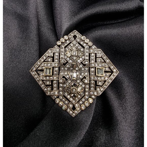 Heidi Daus Signed Geometric Crystal Brooch Pin Rhinestone Detailing Antique Gold - Picture 1 of 5